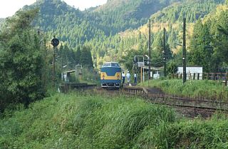 表木山駅にて停車中