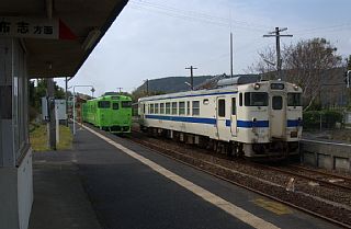 対向列車と並べてみる