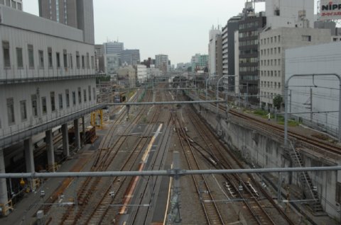 2話OP00m55s 新宿駅南詰.jpg