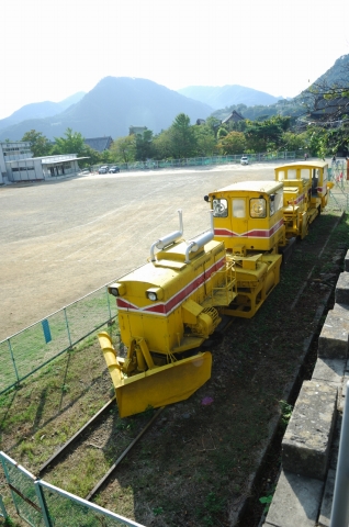 城山小学校校庭の保線車両 城山小学校校庭の保線車両