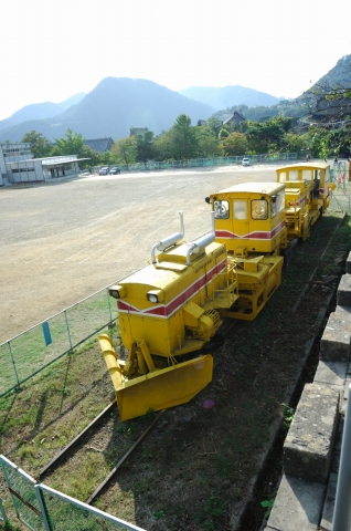 城山小学校校庭の保線車両